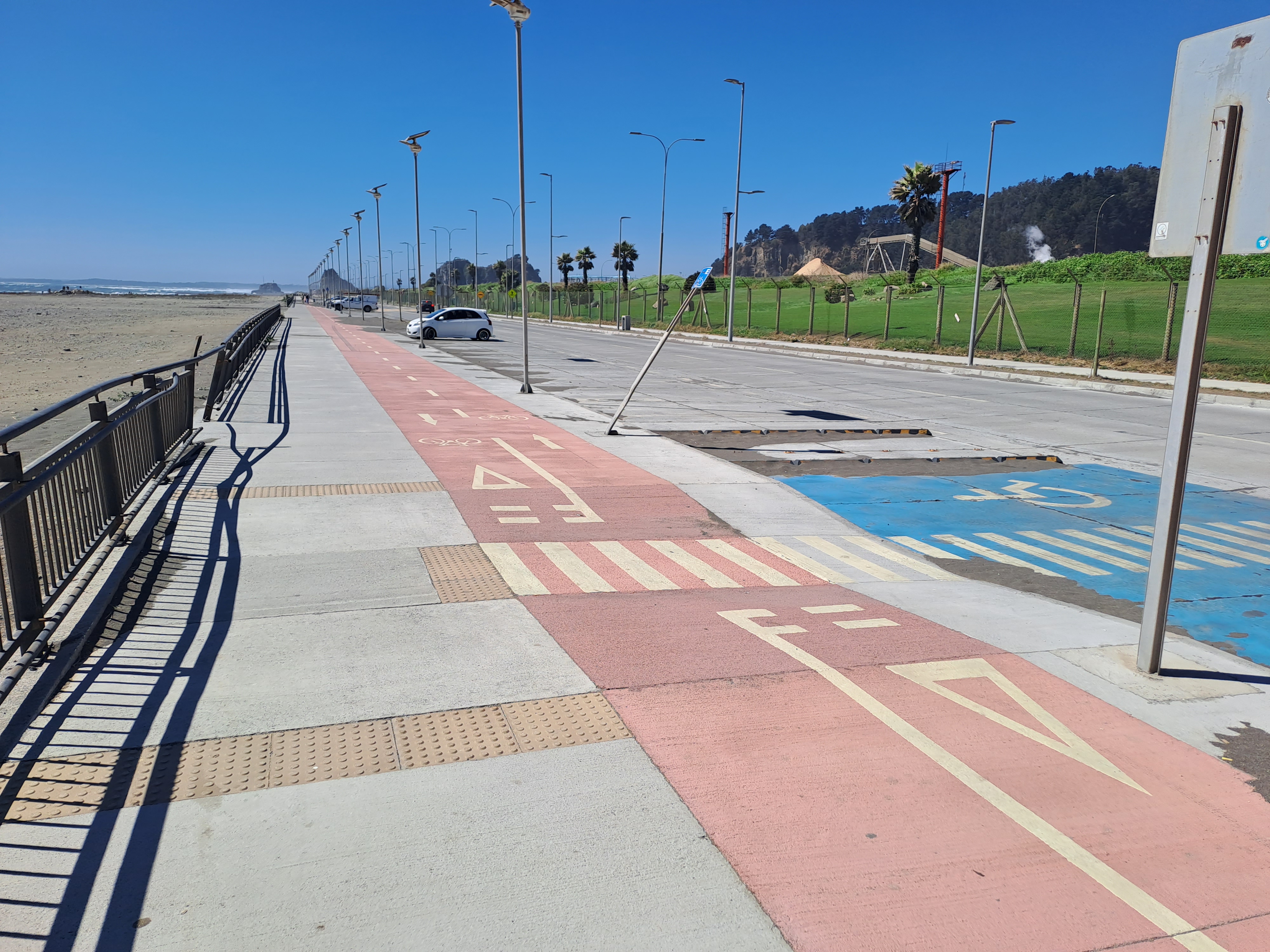 Fotografía del piso podotáctile, destacando la llegada a un desnivel